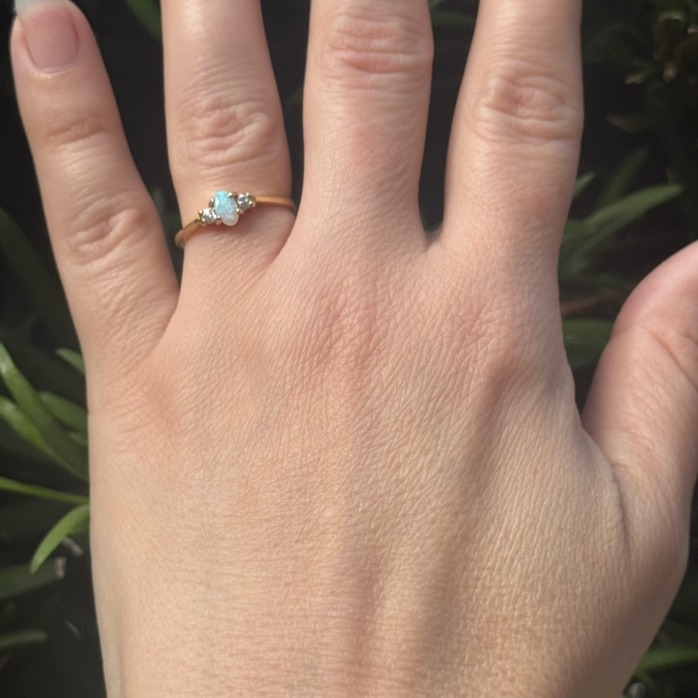 🛑sold 
18k Gold Opal & Diamond Ring Size 5.75 Vintage